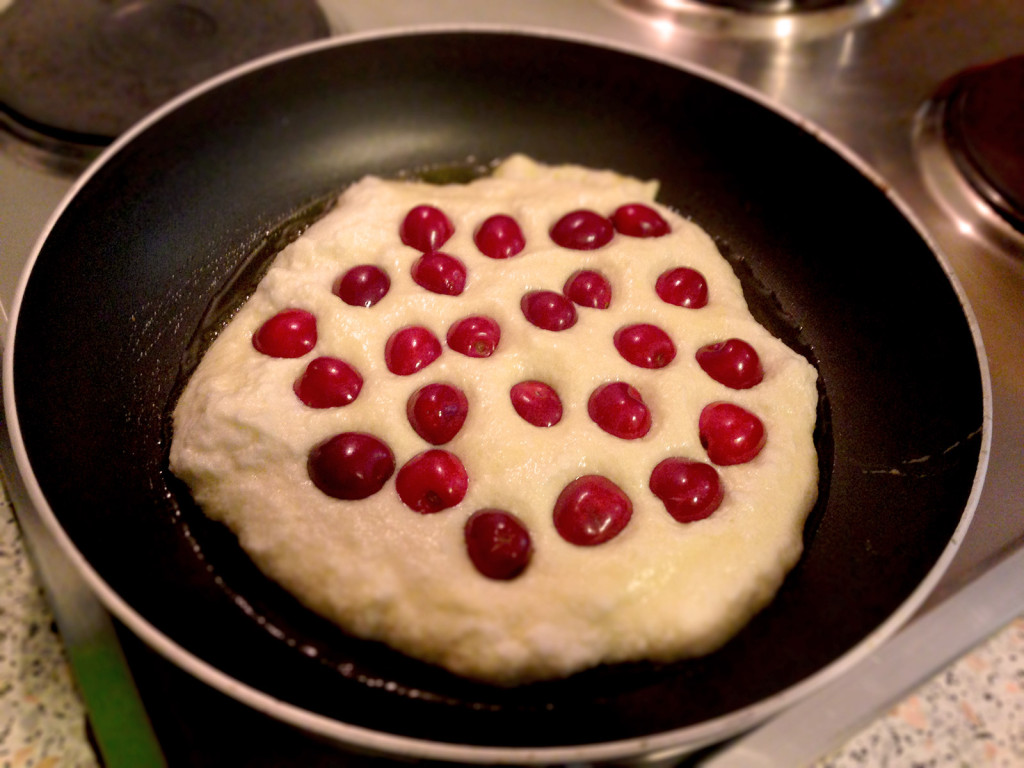 Kirschpfannekuchen-in-der-Pfanne-Zubereitung