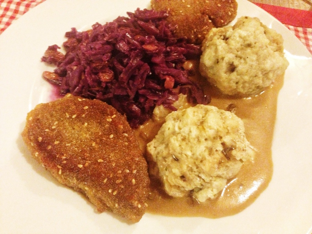 Rotkohl, Semmelknödel, Schnitzel mit Bratensauce
