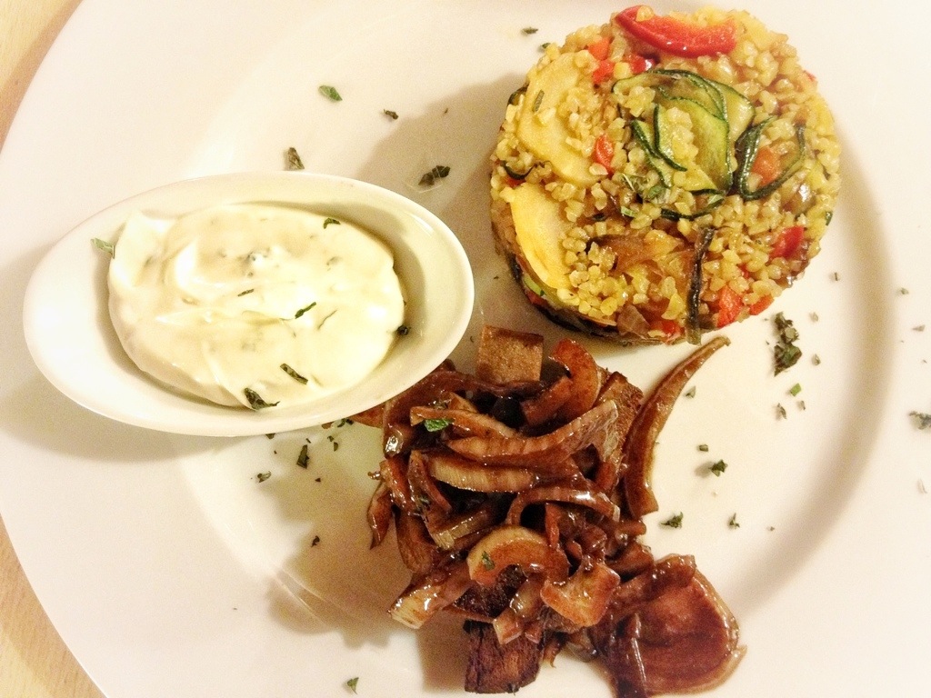 Bratenwürfel mit Fenchel-Chutney, Gemüse-Bulgur und Sojacream